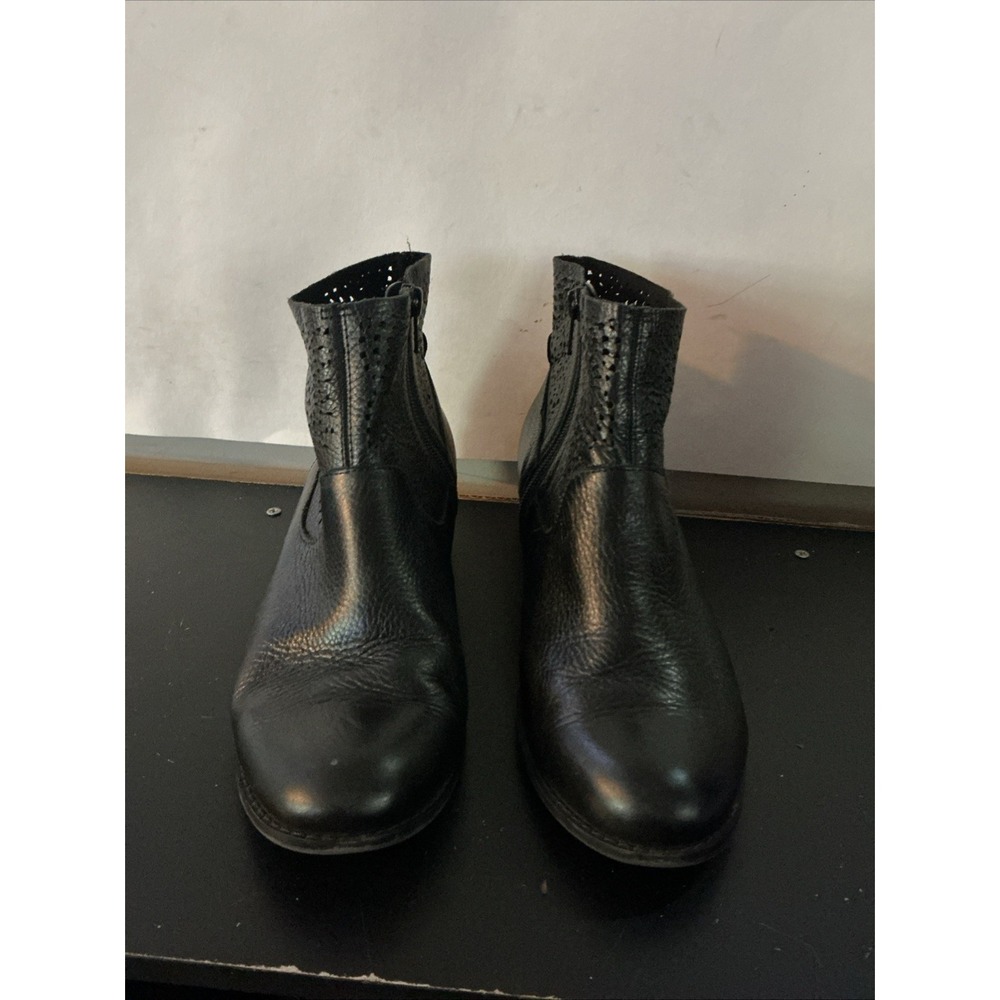 Vionic Luciana Black Leather Perforated Ankle Boots 8 Low Block Heel Zip Bootie